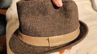 Sombrero de invierno marrón y beige