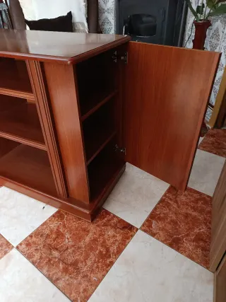 Mueble auxiliar TV madera barnizada