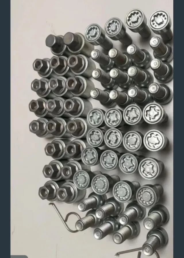 Se vende tornillos antirrobo VW GOLF MK7 AUDI SEAT