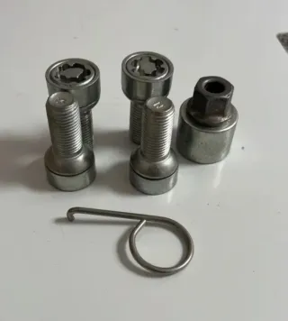 Se vende tornillos antirrobo VW GOLF MK7 AUDI SEAT