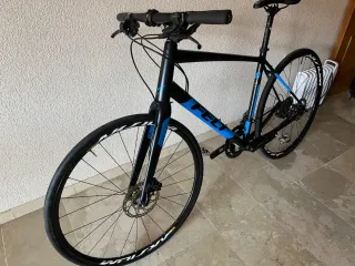Bicicleta Felt Negra y Azul