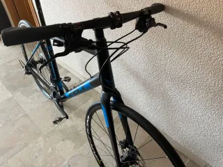 Bicicleta Felt Negra y Azul