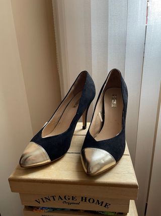 Zapatos de tacón Lefties negros y dorados