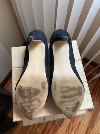 Zapatos de tacón Lefties negros y dorados