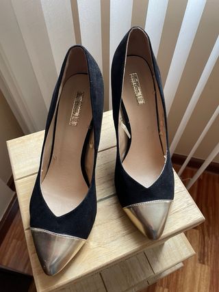 Zapatos de tacón Lefties negros y dorados