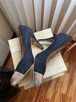 Zapatos de tacón Lefties negros y dorados