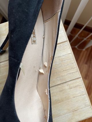 Zapatos de tacón Lefties negros y dorados