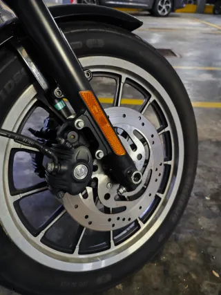 Harley Davidson Sportster 883R Negra