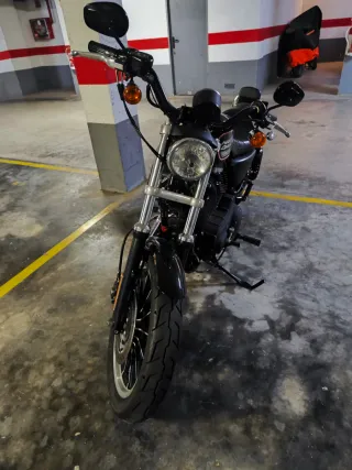 Harley Davidson Sportster 883R Negra