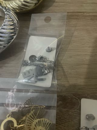 3 bracciali, 2 paia orecchini, 2 set collane e ore