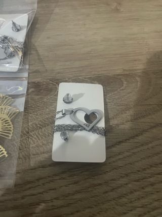 3 bracciali, 2 paia orecchini, 2 set collane e ore