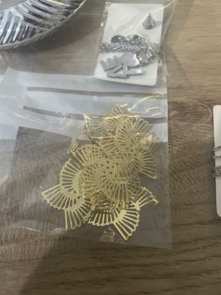 3 bracciali, 2 paia orecchini, 2 set collane e ore