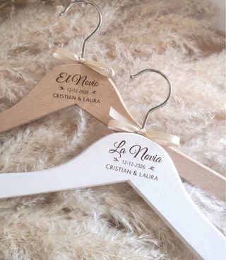Perchas madera grabadas para boda