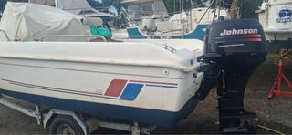 Barco Hobby Cabin con motor Johnson