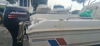 Barco Hobby Cabin con motor Johnson