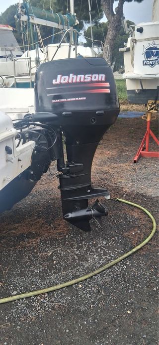 Barco Hobby Cabin con motor Johnson