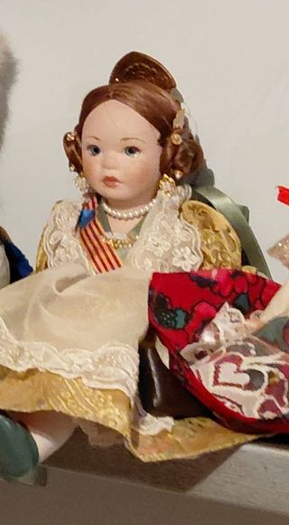 Muñeca de porcelana con traje de época