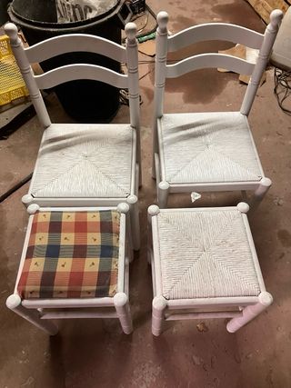 Mesa de cocina con 2 sillas y 2 taburetes