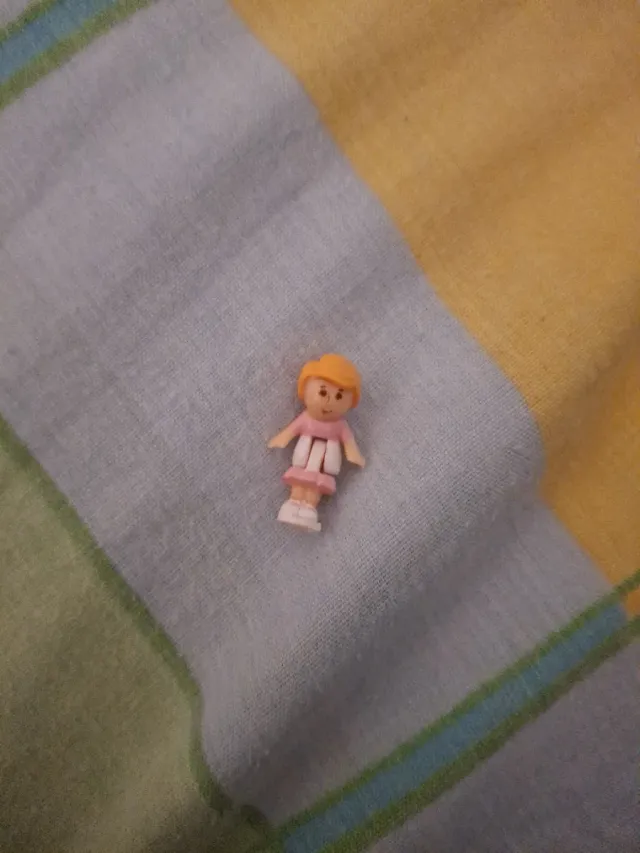 Polly Pocket polvera rosa con una muñeca