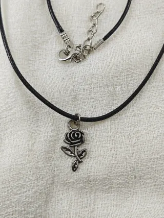 Colgante detalle flor rosa color plata