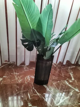 Jarrón decorativo con hojas verdes