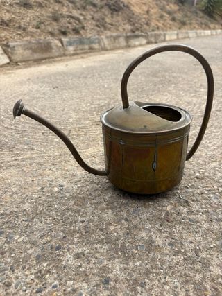 Regadera antigua de cobre