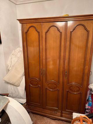 Armario de madera marrón