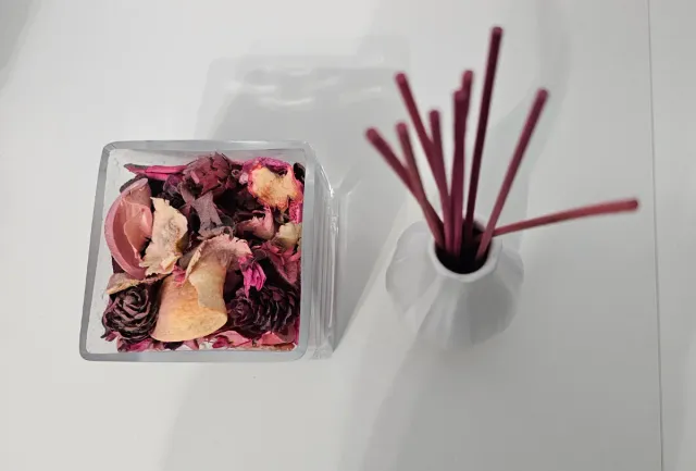 Juego Decoración Rosa: Jarrón y Florero