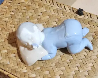 Figura bebé de porcelana