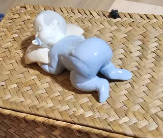 Figura bebé de porcelana