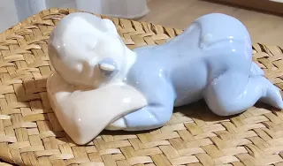 Figura bebé de porcelana