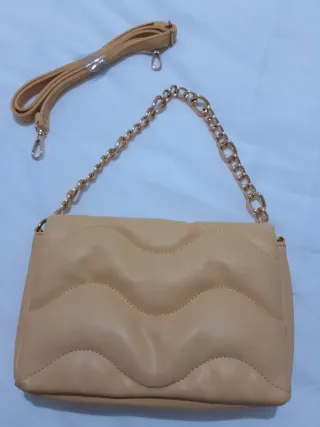 Bolso acolchado amarillo con cadena dorada