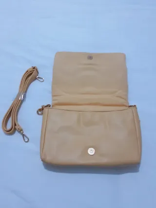 Bolso acolchado amarillo con cadena dorada