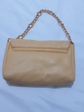 Bolso acolchado amarillo con cadena dorada