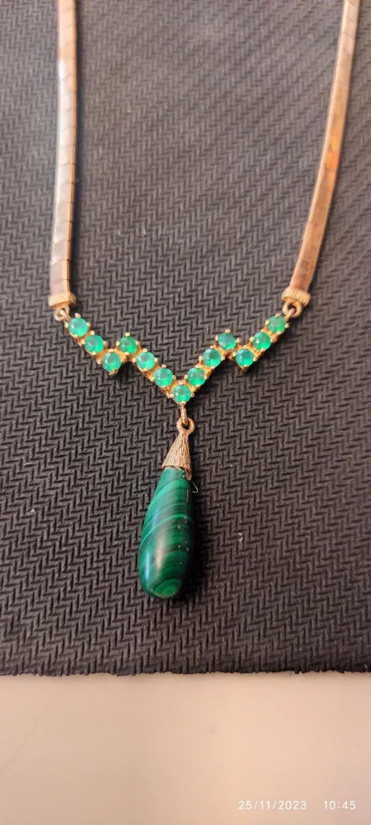 Gargantilla oro de 18k con colgante de malaquita.