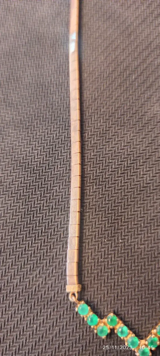 Gargantilla oro de 18k con colgante de malaquita.