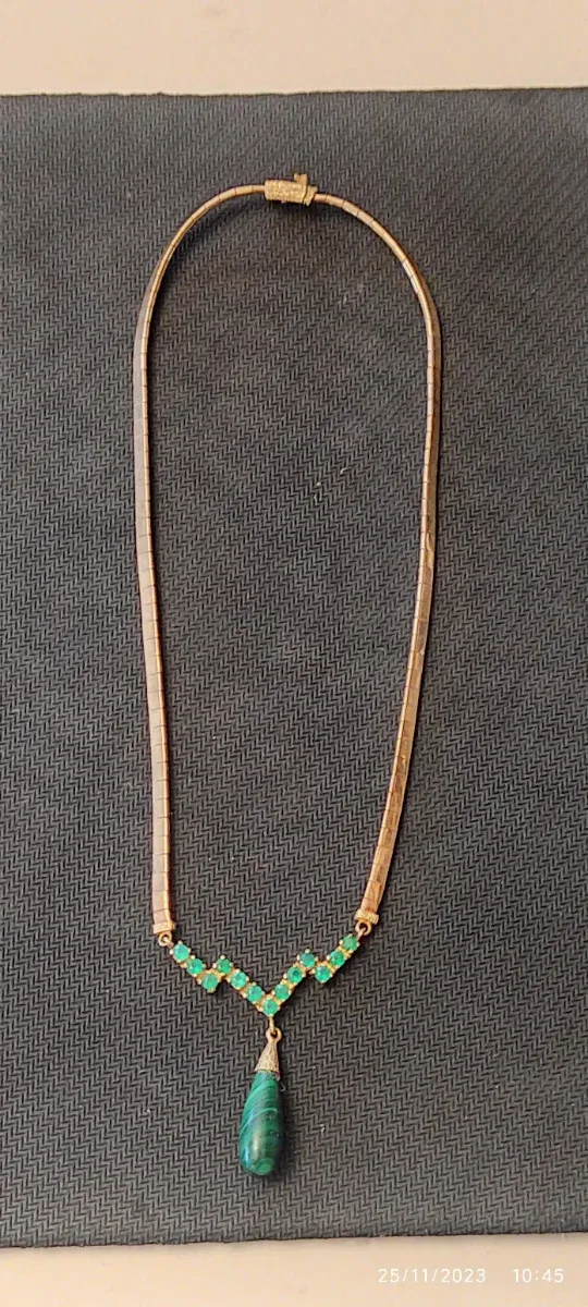 Gargantilla oro de 18k con colgante de malaquita.