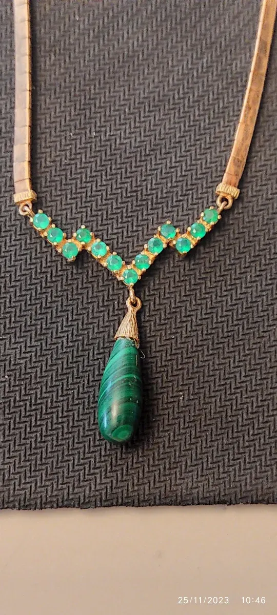 Gargantilla oro de 18k con colgante de malaquita.