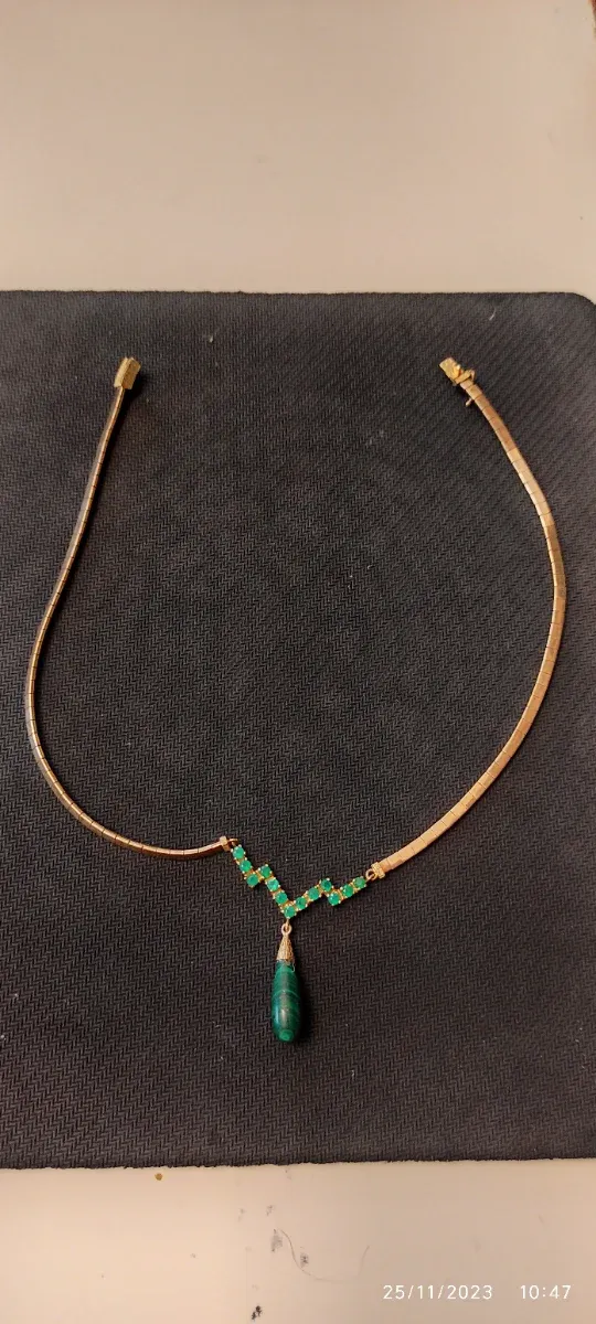 Gargantilla oro de 18k con colgante de malaquita.