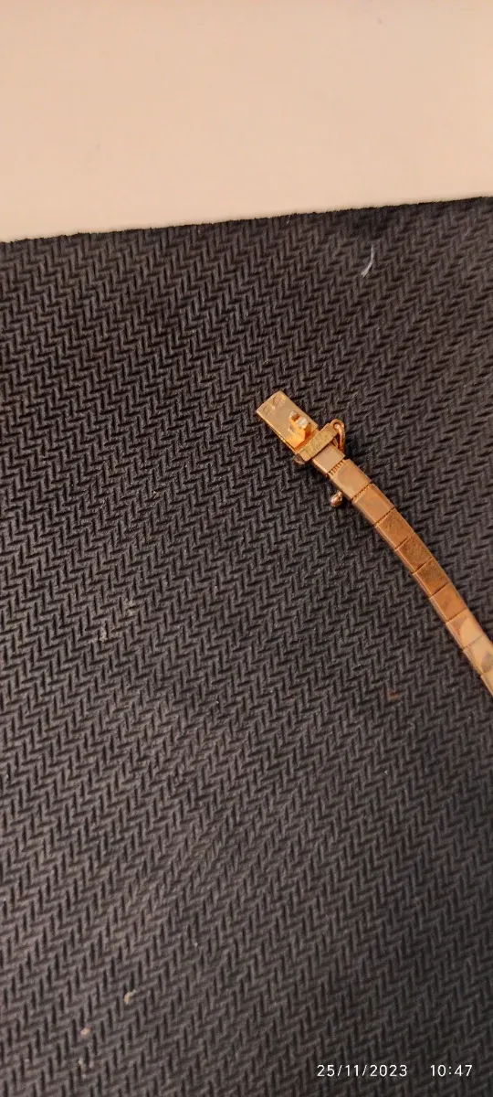 Gargantilla oro de 18k con colgante de malaquita.