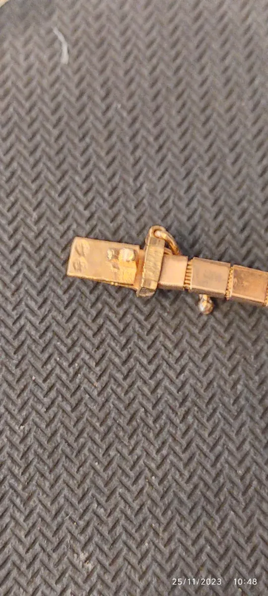 Gargantilla oro de 18k con colgante de malaquita.