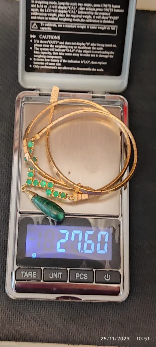 Gargantilla oro de 18k con colgante de malaquita.