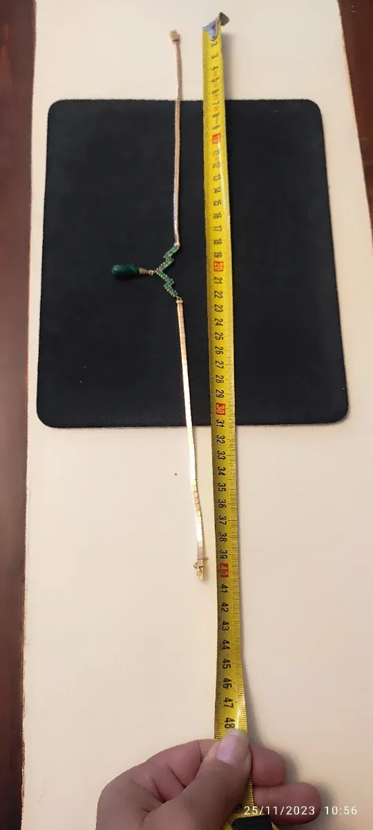 Gargantilla oro de 18k con colgante de malaquita.