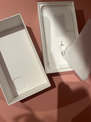 iPhone 11 amarillo + Fundas (floral rosa y brillo)