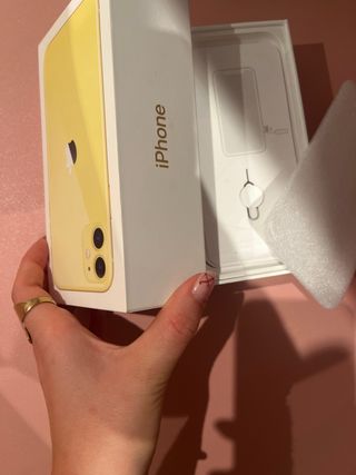 iPhone 11 amarillo + Fundas (floral rosa y brillo)