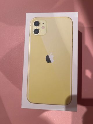 iPhone 11 amarillo + Fundas (floral rosa y brillo)