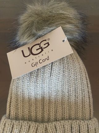 Gorro UGG beige con pompón
