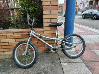 Bicicleta BMX plateada