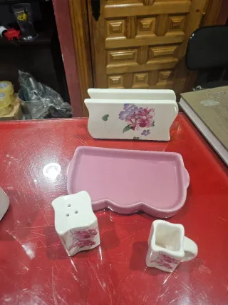 Juego de porcelana con flores