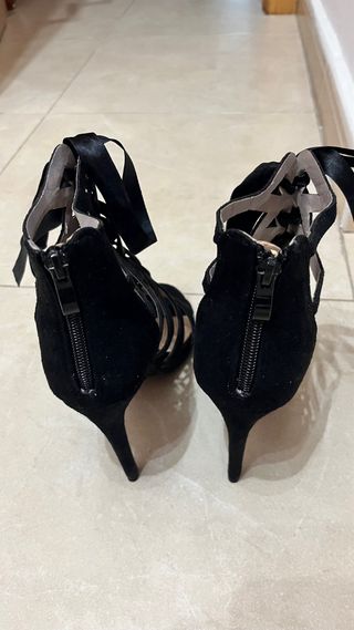 Sandalias de tacón negras con tiras